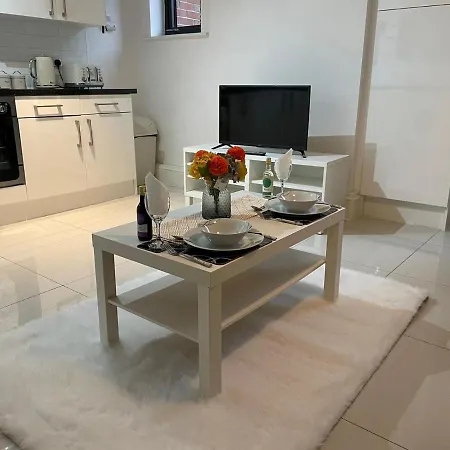 Clarendon Luxury Gated דירה *