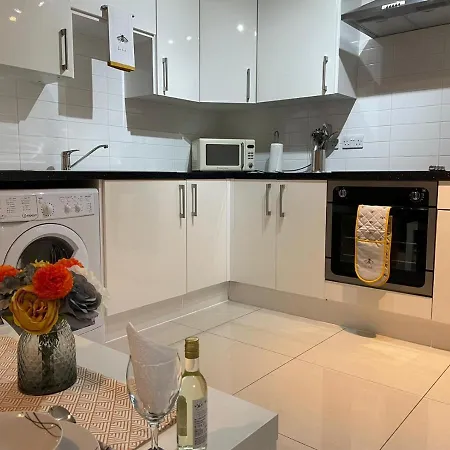 Clarendon Luxury Gated * Leeds (West Yorkshire)