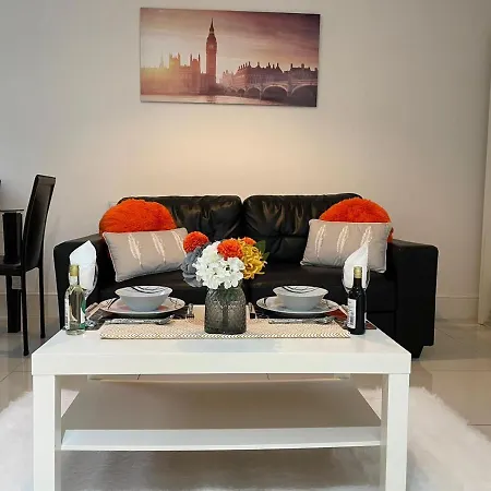 Clarendon Luxury Gated דירה